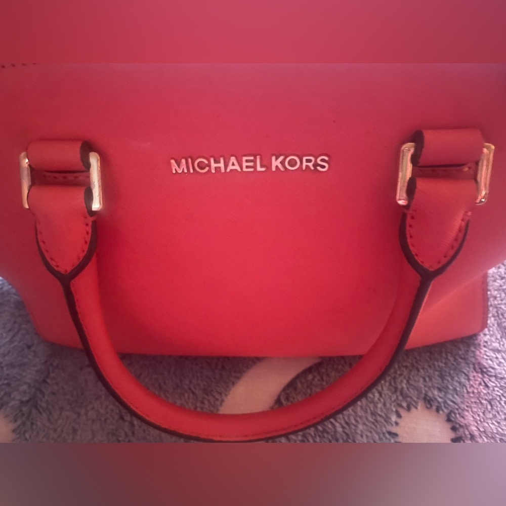 MICHAEL KORS SELMA Red Satchel with Sleek Design and Metallic Logo